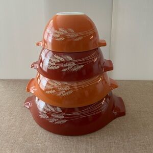 Set of (4) 1970’S Pyrex nesting bowls Wheat Pattern